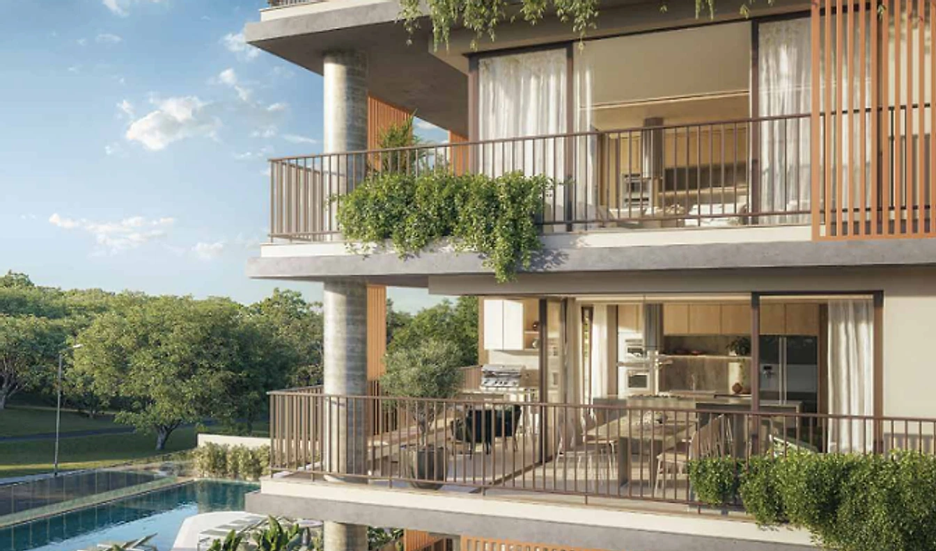 Varandas do Arboreto com jardineiras e cozinha integrada, voltadas para o parque e a piscina